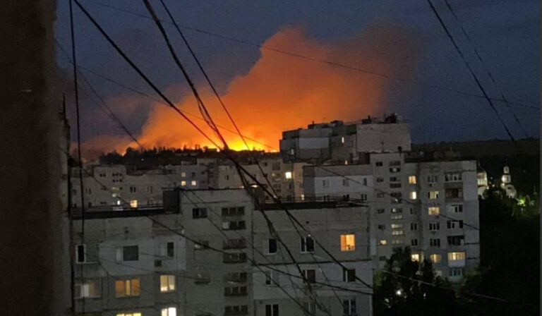 У Луганську в районі “ВВАУШ” почався пожар після влучання ракет